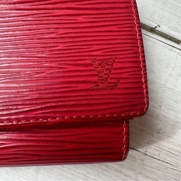 AUTHENTIC Louis Vuitton Epi Porte Leather Bifold Wallet. Red. - Picture 7 of 16